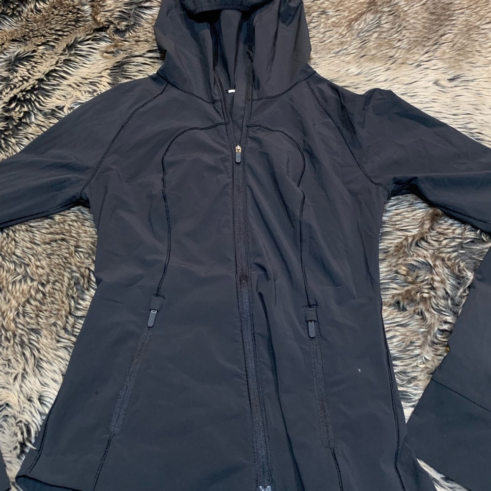Lululemon Mist Over Windbreaker
Black Size 4